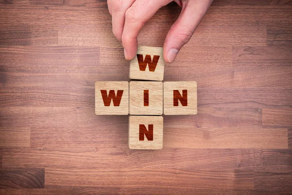 Kooperatives Win Win Strategiekonzept Geschäftsmann Hand Komplette Hölzerne Puzzle Mit — Stockfoto