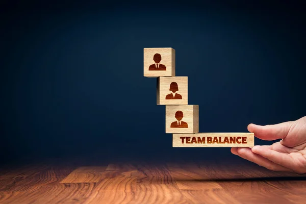 人力资源管理小组平衡概念 经理为了整个团队的最佳结果而平衡最佳团队 — 图库照片