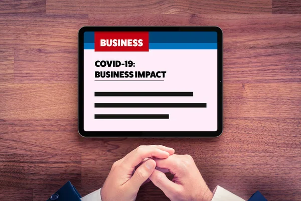 Covid Business Impact News Koncept Affärsman Läsa Digitala Tablett Nyheter — Stockfoto