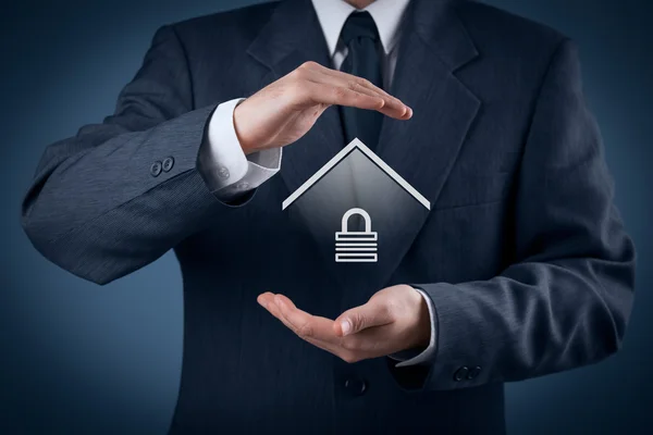 Seguridad inmobiliaria y concepto de seguro . — Foto de Stock