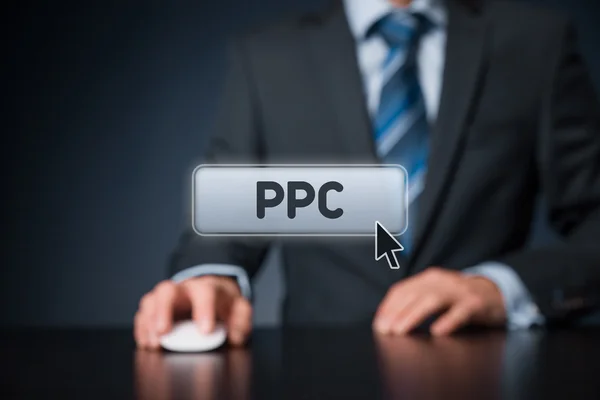 Man met virtuele computermuis en knop Ppc. — Stockfoto