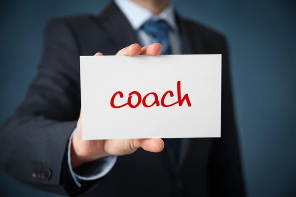 Mann zeigt Karte mit Text-Coach — Stockfoto