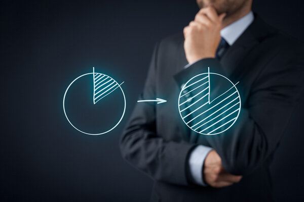 Человек думает, как увеличить рынок компании
