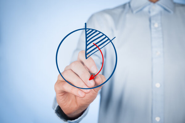 Человек думает, как увеличить рынок компании
