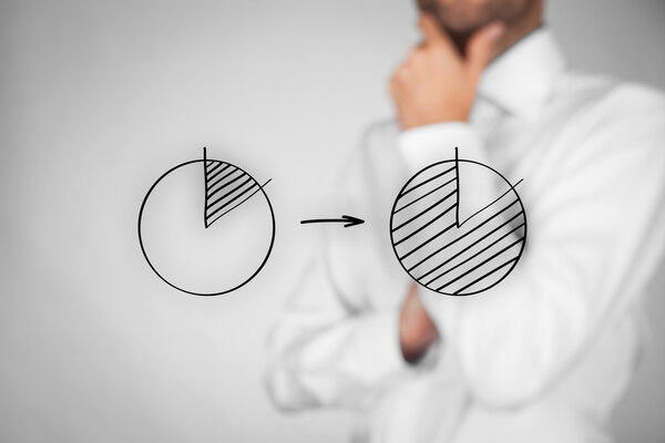 Человек думает, как увеличить рынок компании
