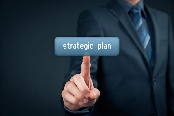 Geschäftsmann klicken Sie auf virtuelle Schaltfläche mit Text strategischen Plan — Stockfoto