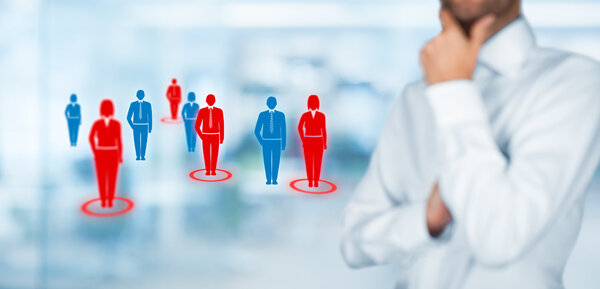 Бизнесмен думает о целевой аудитории
