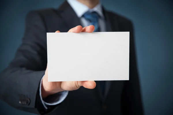 Empresário mostrando cartão em branco — Fotografia de Stock