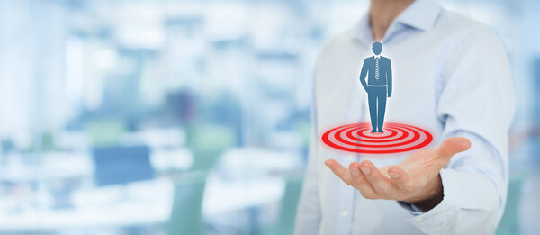 Бизнесмен удерживает целевого клиента
