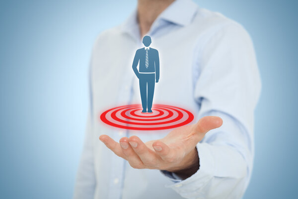 Бизнесмен удерживает целевого клиента
