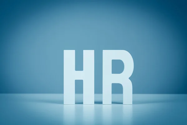 Буквы HR на столе, синяя тонировка — стоковое фото