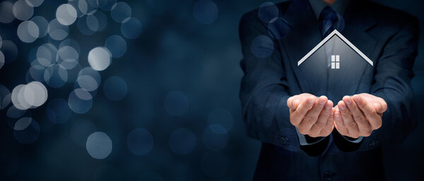 Агент по недвижимости предлагает дом
