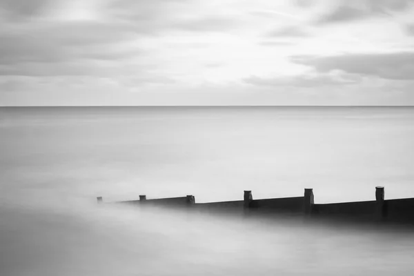 Imagem de paisagem de arte de exposição longa mar em preto e branco — Fotografia de Stock