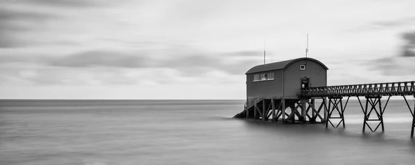 Hermosa imagen de paisaje de larga exposición de embarcadero en el mar —  Fotos de Stock