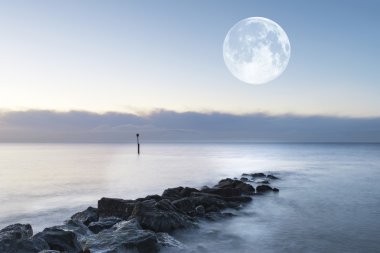 Çarpıcı gündoğumu Peyzaj Taşları süper moon ile deniz üzerinde