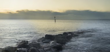 Çarpıcı gündoğumu Peyzaj Taşları deniz üzerinde