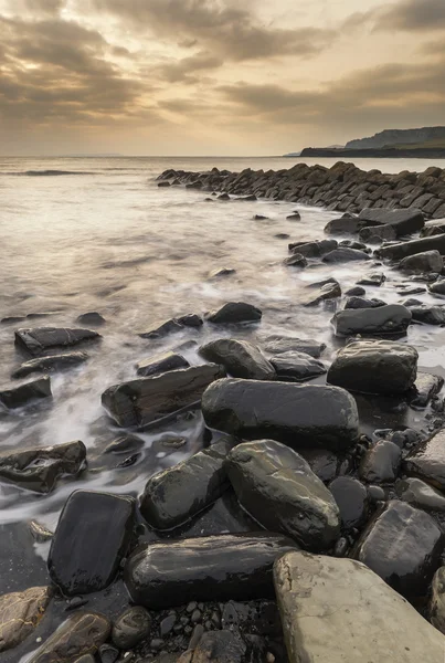 Bella immagine paesaggio tramonto della costa rocciosa a Kimmeridg — Foto Stock