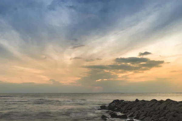 Kimmeridg の岩の多い海岸線の美しい日没の風景画像 — ストック写真