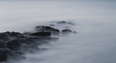 Çarpıcı gündoğumu Peyzaj Taşları deniz üzerinde