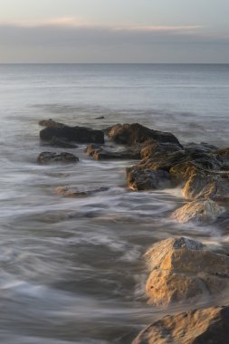 Çarpıcı gündoğumu Peyzaj Taşları deniz üzerinde