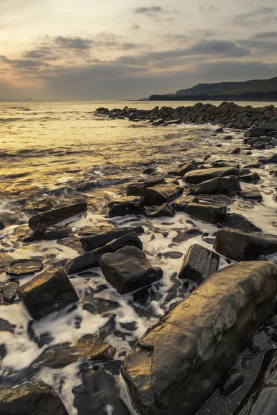 美丽的日落景观形象的多岩石的海岸线，在 Kimmeridg — 图库照片