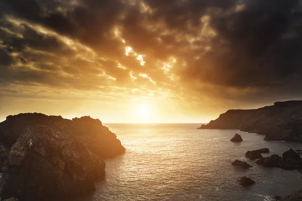 Bela paisagem do pôr do sol sobre enseada rochosa com vista para o mar — Fotografia de Stock