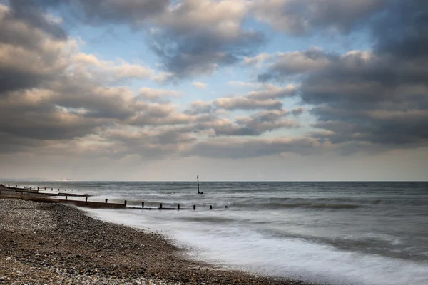 Hermosa exposición larga puesta de sol paisaje imagen de muelle en el mar en —  Fotos de Stock