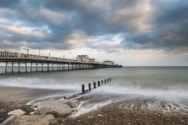 Hermosa exposición larga puesta de sol paisaje imagen de muelle en el mar en —  Fotos de Stock