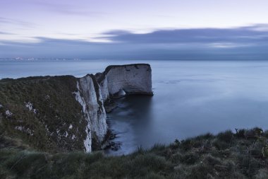 Güzel cliff oluşumu peyzaj çarpıcı gündoğumu sırasında