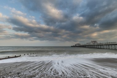 Pier deniz içinde güzel uzun pozlama günbatımı manzara görüntüsü