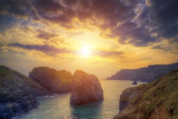 Bela paisagem do pôr do sol sobre enseada rochosa com vista para o mar — Fotografia de Stock