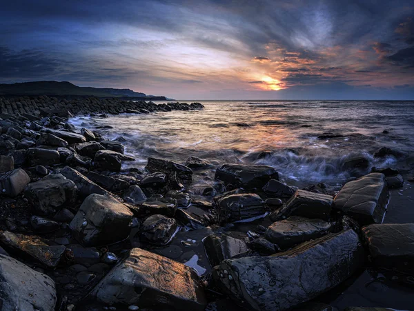 Impresionante imagen del paisaje del atardecer de la costa rocosa en Dorset Inglaterra — Foto de Stock