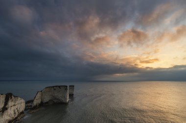 Güzel cliff oluşumu peyzaj çarpıcı gündoğumu sırasında