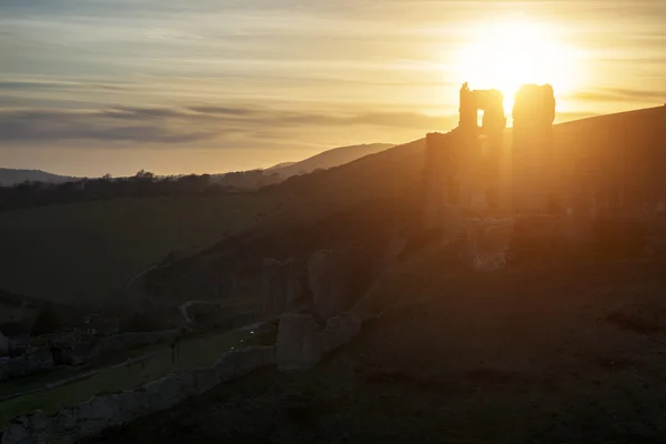 Imagem da paisagem de belas ruínas do castelo de conto de fadas durante a beleza — Fotografia de Stock