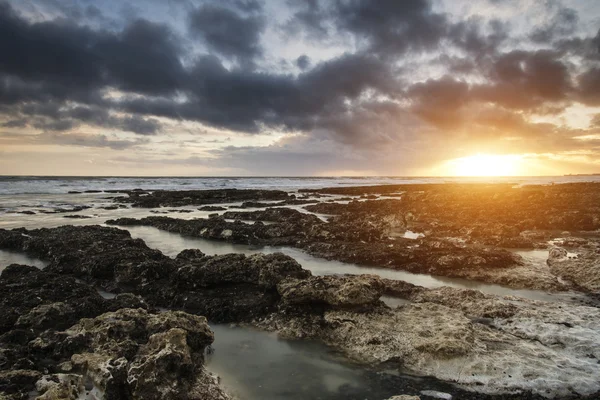 Stunningrocky pláž při západu slunce krajina dlouhé expozice — Stock fotografie
