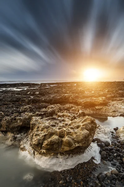 Stunningrocky strand zonsondergang landschap lange blootstelling — Stockfoto