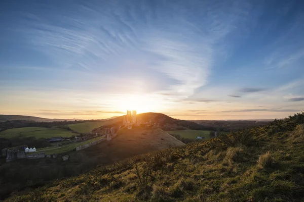 Obraz krajiny krásný Pohádkový hrad zřícenina během krá — Stock fotografie
