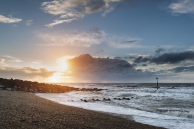Stunningrocky plaj günbatımı manzara uzun pozlama