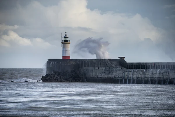 Grandi onde marittime che si infrangono sul faro durante la tempesta con bellezza — Foto Stock