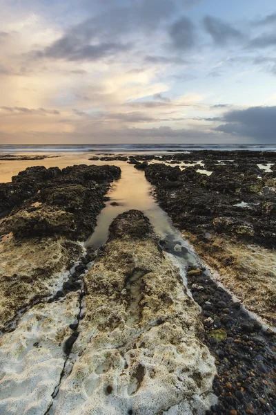 Stunningrocky ビーチの日没の風景長時間露光 — ストック写真