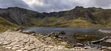 Snowdon at nalı dağ manzarası ile düşük düzey bulutlar ve f