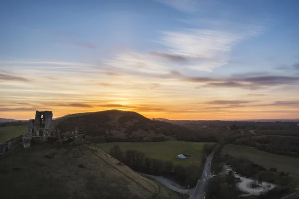 Imagen de paisaje de hermosas ruinas de castillo de cuento de hadas durante beaut — Foto de Stock