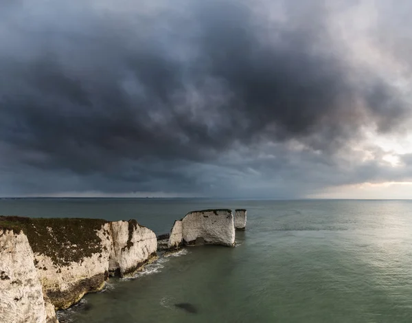 Beau paysage de formation de falaise pendant le lever du soleil magnifique — Photo