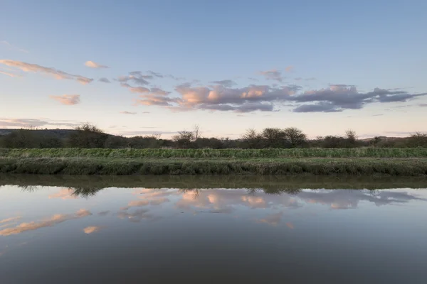 Immagine paesaggistica di fiume e banca all'inizio della serata estiva — Foto Stock