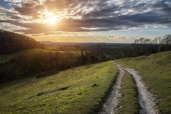 Bela imagem da paisagem do pôr do sol sobre paisagem rural i — Fotografia de Stock