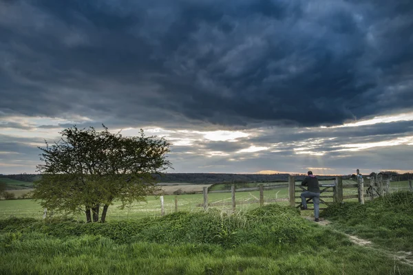 Vackra engelska landsbygden landskap över fälten vid solnedgången — Stockfoto