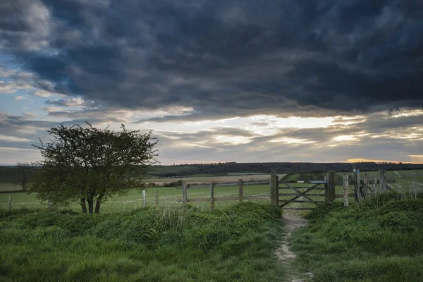 Hermoso paisaje de campo inglés sobre campos al atardecer — Foto de Stock