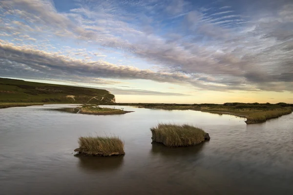 Imagen de paisaje de la piscina de marea en la costa durante la noche con drama — Foto de Stock