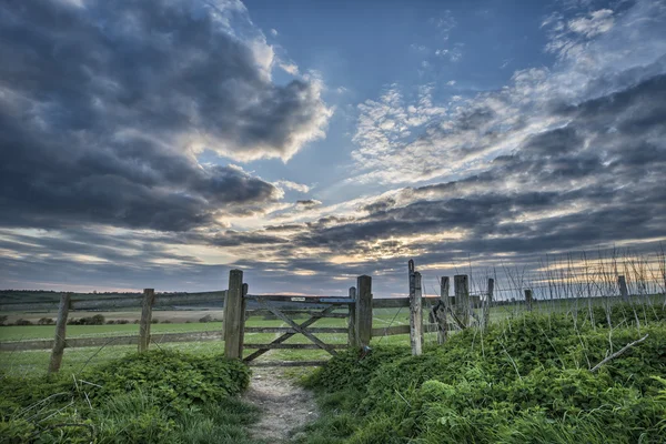 Bellissimo paesaggio di campagna inglese sui campi al tramonto — Foto Stock