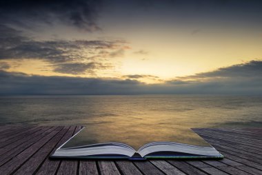 Güzel canlı gündoğumu peyzaj sakin deniz üzerinde 